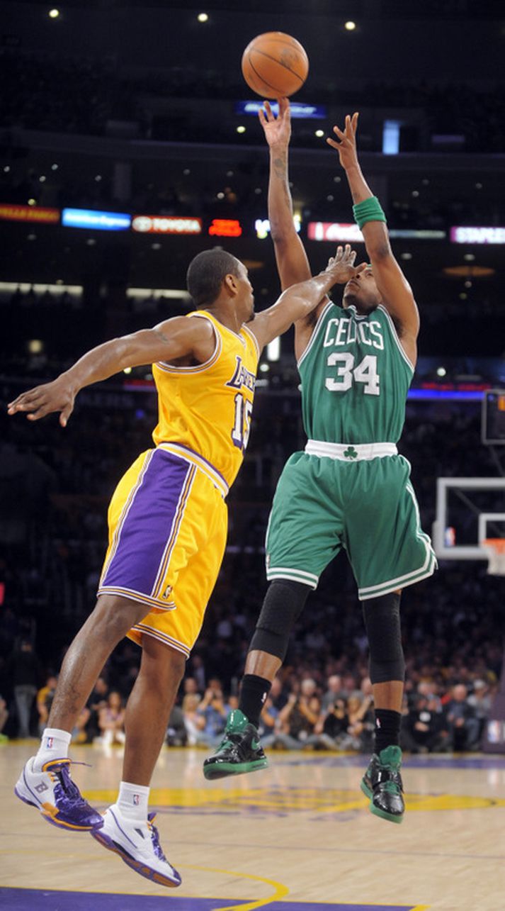 Paul Pierce skorar hér gegn Lakers í gær og Ron Artest er til varnar.