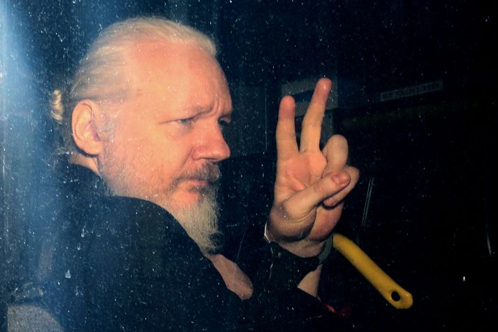 Assange á leið í dómssal í Bretlandi árið 2019. Hann hefur setið í fangelsi þar í landi í fimm ár, en mun brátt geta um frjálst höfuð strokið.