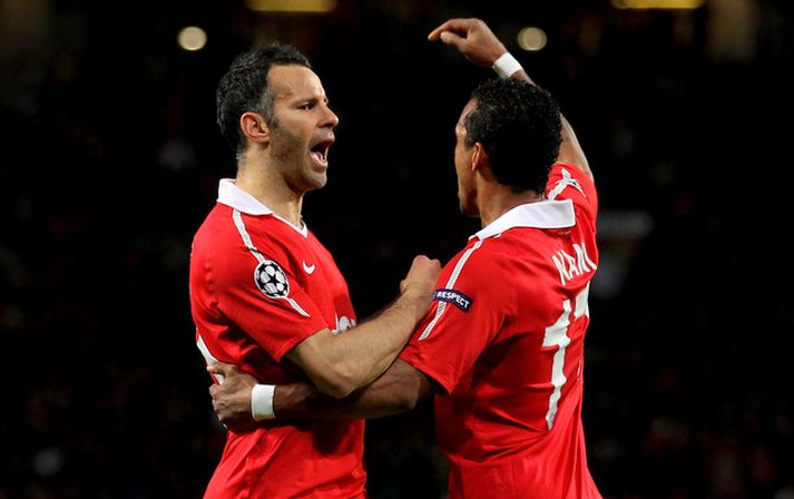 Ryan Giggs fagnar með Nani í kvöld.