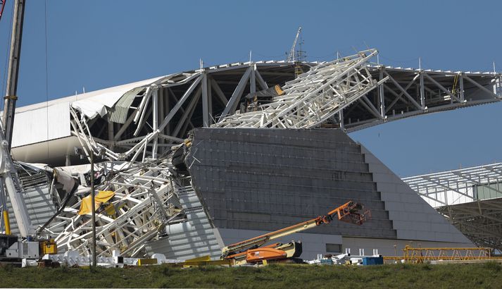 Opnunarleikurinn fer fram á þessum velli hér, Arena Corinthians. Hann er ekki tilbúinn. Tveir létust er krani hrundi á stúkuna.