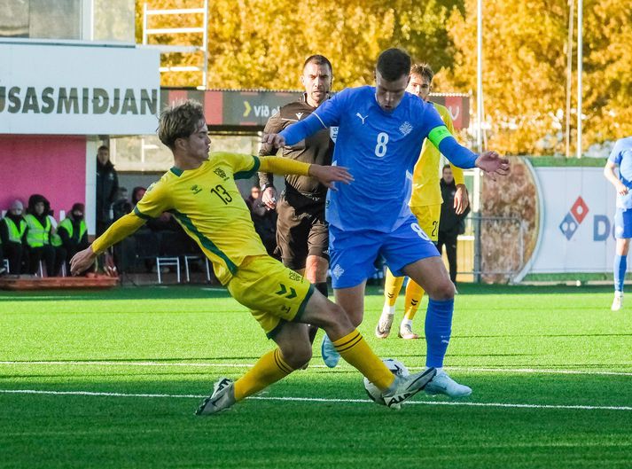 Andri Fannar Baldursson, fyrirliði íslenska liðsins, í baráttunni í dag