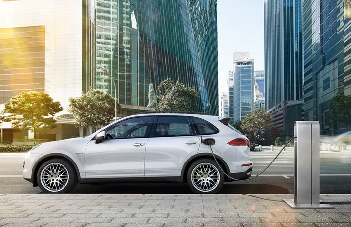 Porsche Cayenne Hybrid hlaðinn á hraðhleðslustöð.