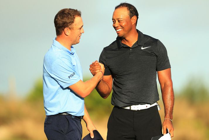 Tiger Woods þakkar Justin Thomas fyrir hringinn.
