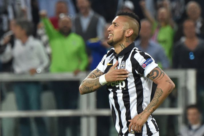 Arturo Vidal fagnar marki sínu í kvöld.