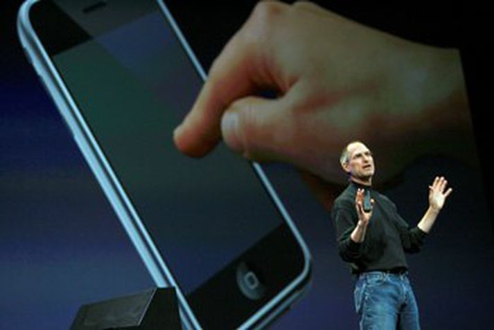 Steve Jobs sést hér kynna iPhone símann í janúar.