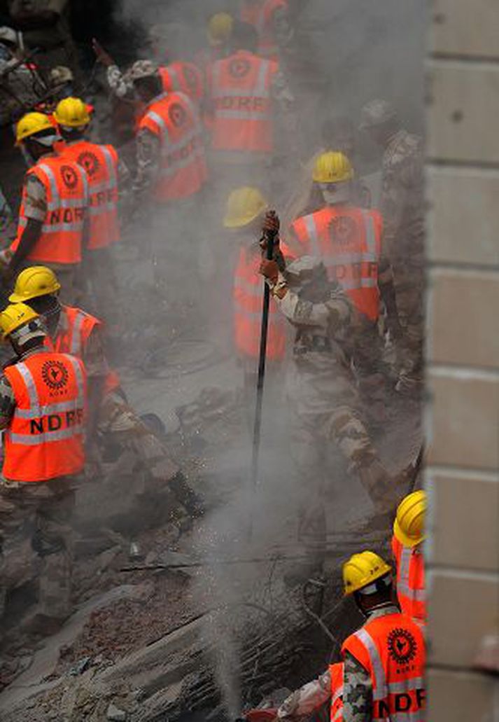 Vonir dvínuðu hratt um að fleiri fyndust á lífi.nordicphotos/AFP