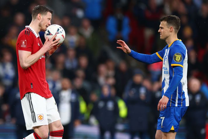 Wout Weghorst smellir kossi á boltann áður hann réttir Solly March hann.