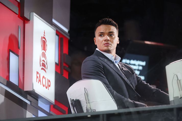 Jermaine Jenas hafnar því að hafa sent nektarmyndir en viðurkennir að skilaboðin til samstarfskvenna hans hafi verið óviðeigandi.