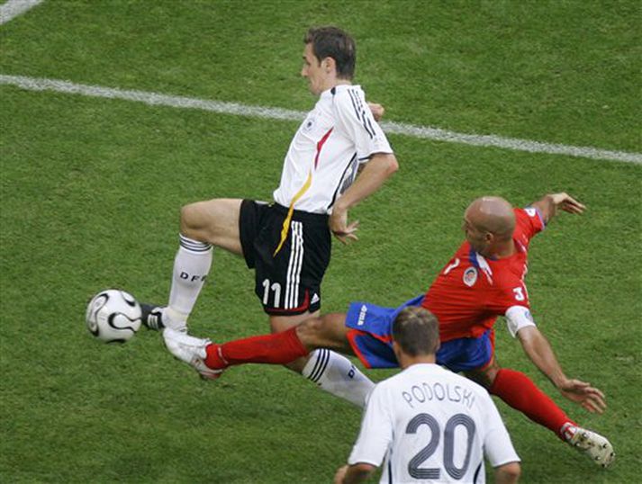 Miroslav Klose skoraði tvennu fyrir Þýskaland í opnunarleik HM. Hér skorar hann seinna mark sitt.