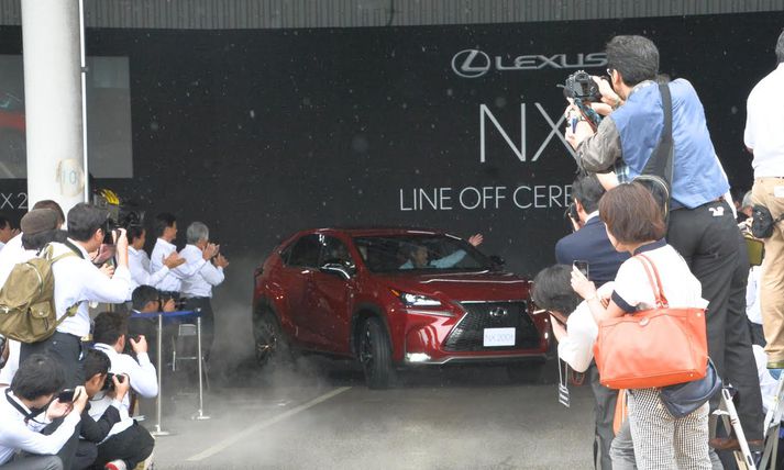 Fyrsti Lexus NX jepplingurinn rennur út úr verksmiðju Lexus í Japan.