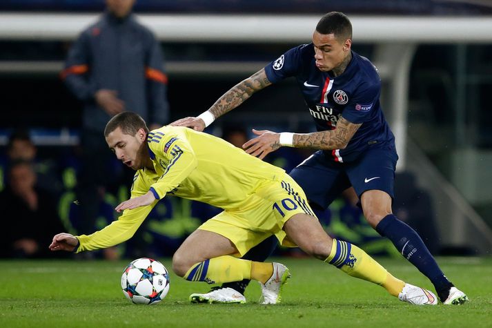 Gregory van der Wiel brýtur hér á Eden Hazard.