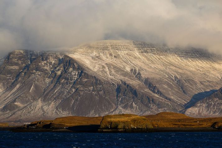 Búist er við auslægum áttum á landinu.