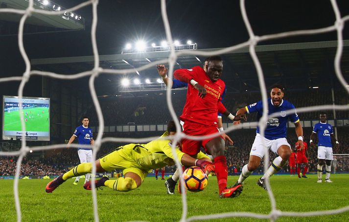 Sadio Mane skorar sigurmark Liverpool í gærkvöldi.