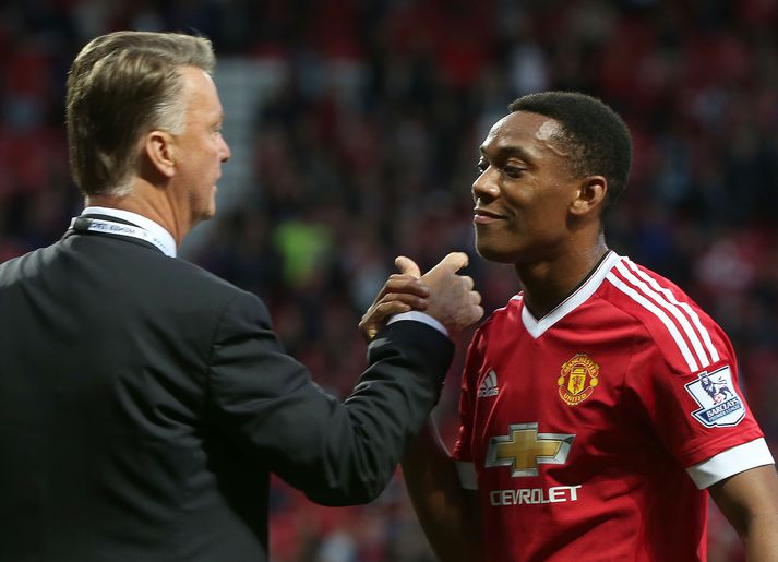 Van Gaal stendur þétt við bakið á Martial.