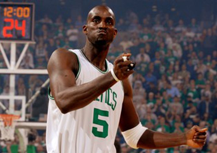 Kevin Garnett og félagar geta komist í aðra umferð með sigri í kvöld