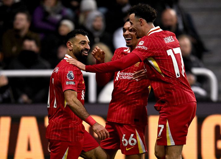 Mohamed Salah fagnar með Trent Alexander-Arnold og Curtis Jones eftir að hafa komið Liverpool í 2-3 gegn Newcastle United.