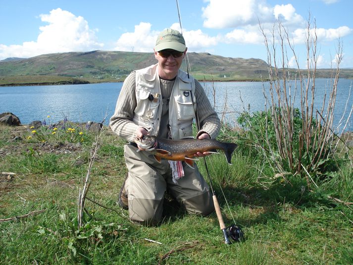 Guðjón með væna bleikju úr Úlfljótsvatni