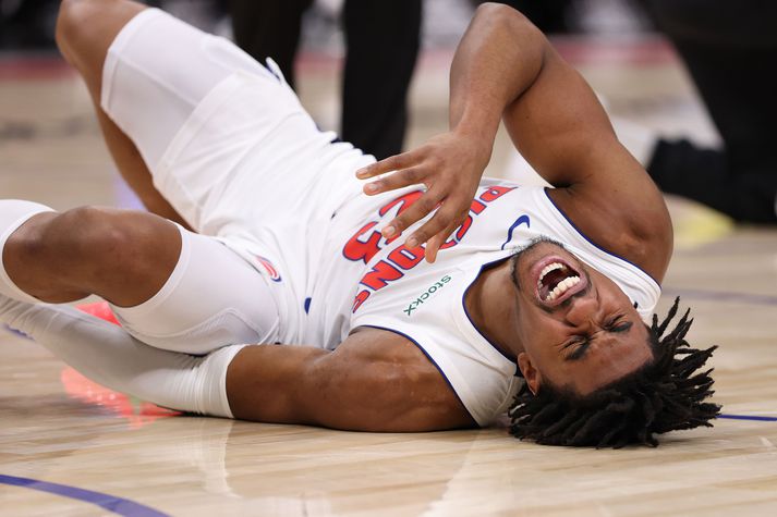 Jaden Ivey var mjög óheppinn í leik með Detroit Pistons á dögunum og spilar ekki körfubolta á næstunni. Hann hefur spilað vel í vetur en þarf nú að einbeita sér að erfiðri endurhæfingu til að geta snúið aftur inn á gólfið.