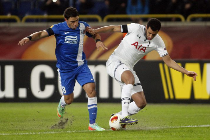 Etienne Capoue í baráttunni við leikmann Dnipro í kvöld.