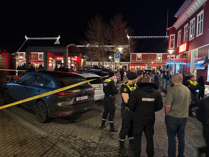 Umfangsmikil lögregluaðgerð stendur yfir á Ingólfstorgi vegna hnífstunguárásar þar sem að minnsta kosti tveir hafa verið fluttir á sjúkrabörum af vettvangi.