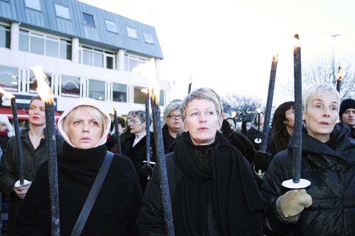 Þögul mótmælastaða var við Héraðsdóm Reykjavíkur í dag. 