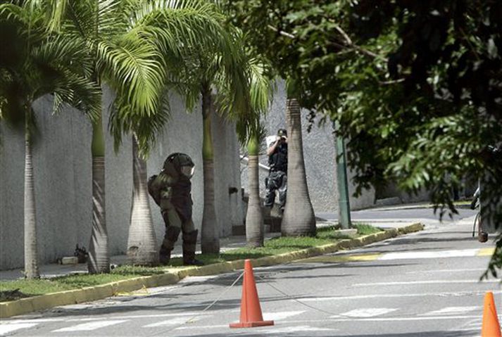 Sprengjusérfræðingar að störfum fyrir utan sendiráð Bandaríkjanna í Caracas í dag.