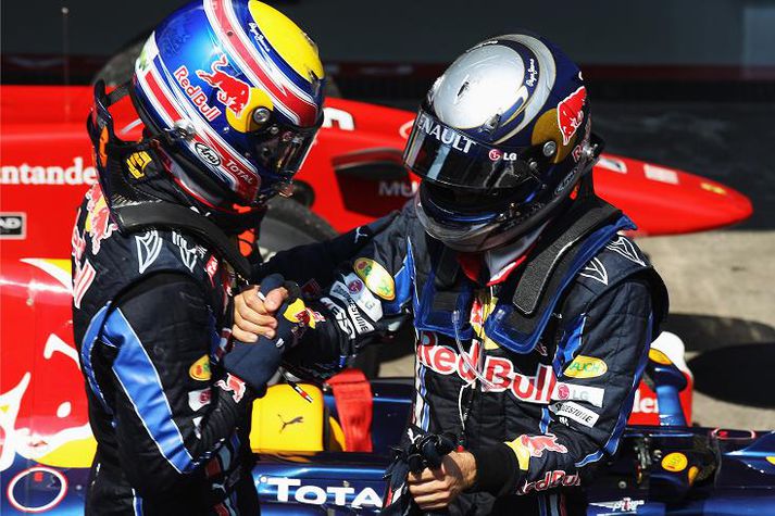 Mark Webber og Sebastian Vettel voru í fyrsta og öðru sæti í síðustu keppni á Red Bull og tryggðu liði sínu meistaratitil bílasmiða.