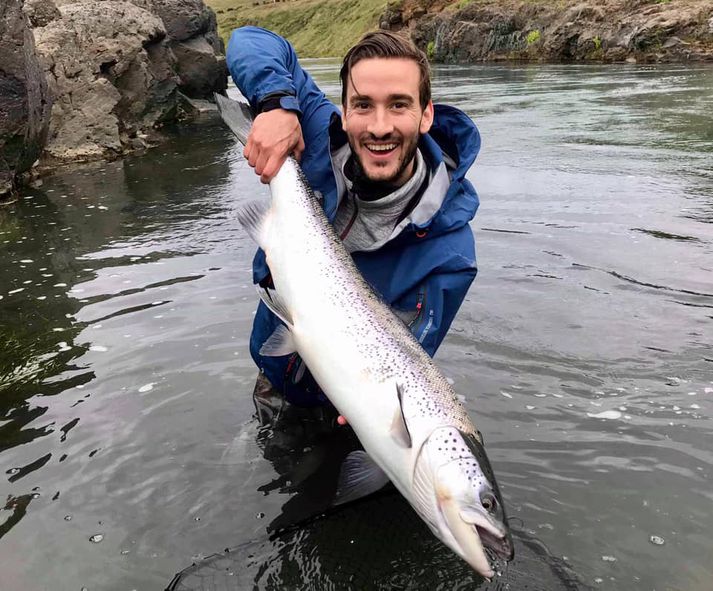 Ókafur Hafsteinsson með afar sjaldgæfan 99,5 sm lax.