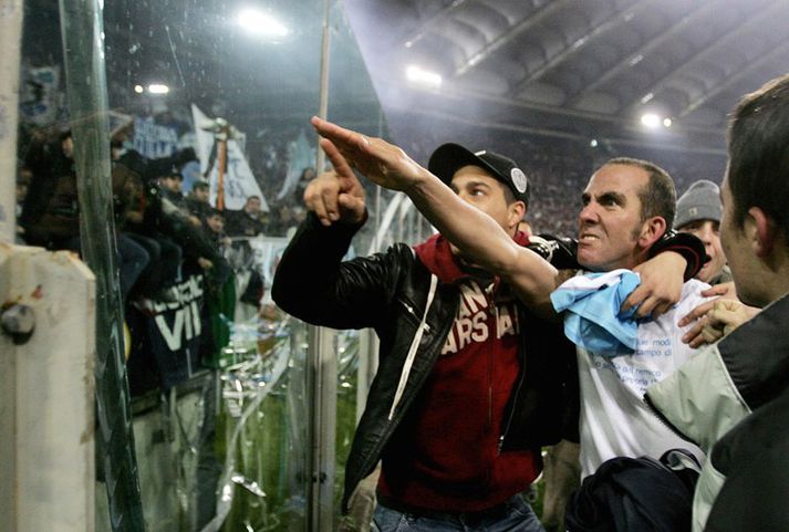 Þessi fasistakveðja batt enda á feril Di Canio hjá Lazio. Hún að sama skapi gerði hann að goðsögn hjá mörgum stuðningsmönnum félagsins.