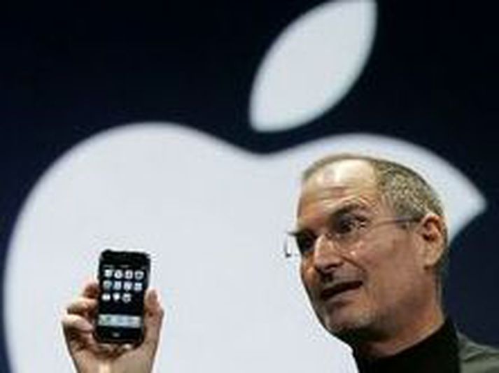 Steve Jobs, sem farinn er í veikindaleyfi fram til júníloka, sýnir hér iPhone-margmiðlunarsíma Apple.  Fréttablaðið/AP