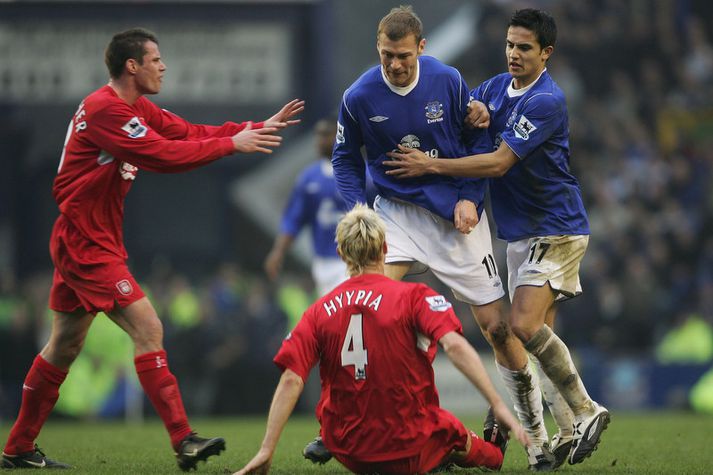 Duncan Ferguson lét finna fyrir sér á vellinum og vill frá orku og kraft frá Everton mönnum á morgun. Hér er hann í leik á móti Liverpool fyrir nokkrum árum.