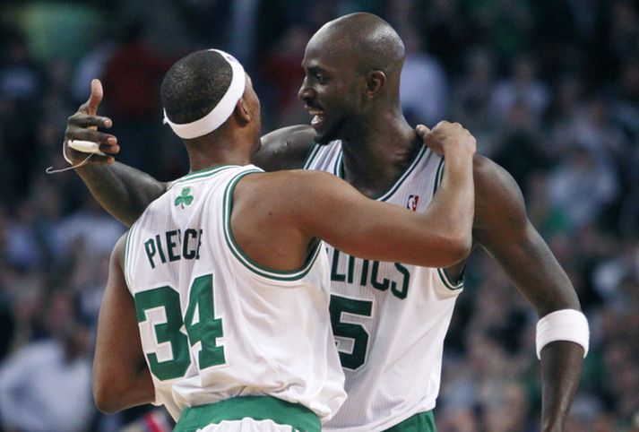 Paul Pierce og Kevin Garnett fagna í nótt.