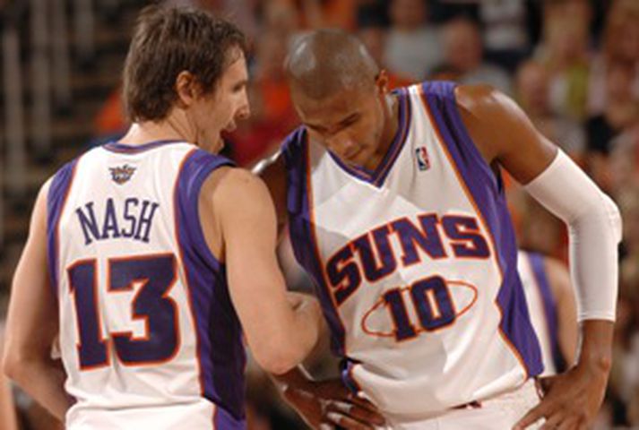 Steve Nash gefur hér félaga sínum Leandro Barbosa góð ráð í leiknum í nótt, en Nash þurfti aðeins að spila 25 mínútur í verkefninu og fékk mikilvæga hvíld