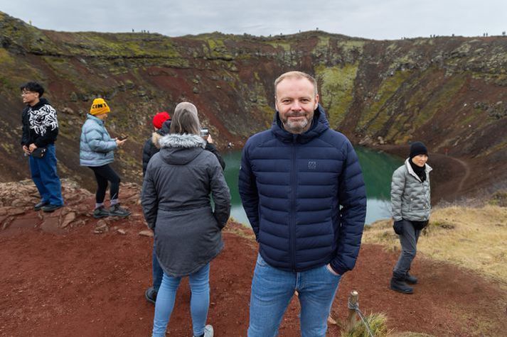 Ásgeir Baldurs forstjóri Arctic Adventures sem á Kerið segir á dagskránni að reisa þjónustumiðstöð við Kerið og salernisaðstöðu. Engin salerni eru á svæðinu þrátt fyrir að ferðamenn hafi greitt gjald af því í ellefu ár.