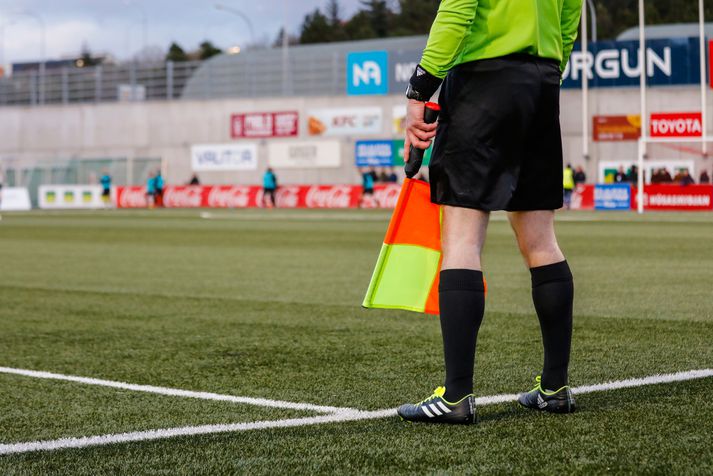 Það verða enskir dómarar með flöggin og flauturnar um helgina