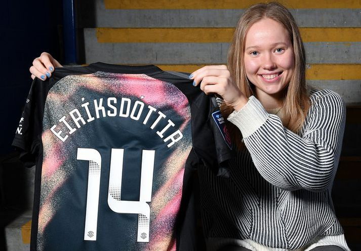 Hlín Eiríksdóttir með Leicester City treyjuna en hún mun númer fjórtán í ensku úrvalsdeildinni.