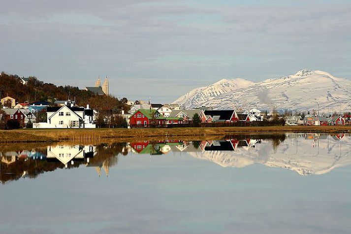 Lögreglan á Akureyri rannsakar meðal annars tölvubúnað meints barnaníðings.