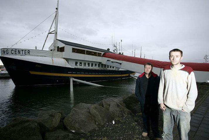 Pólverjarnir við bátinn Árni Björgvinsson veitingamaður segist ekki skulda Pólverjunum neitt.