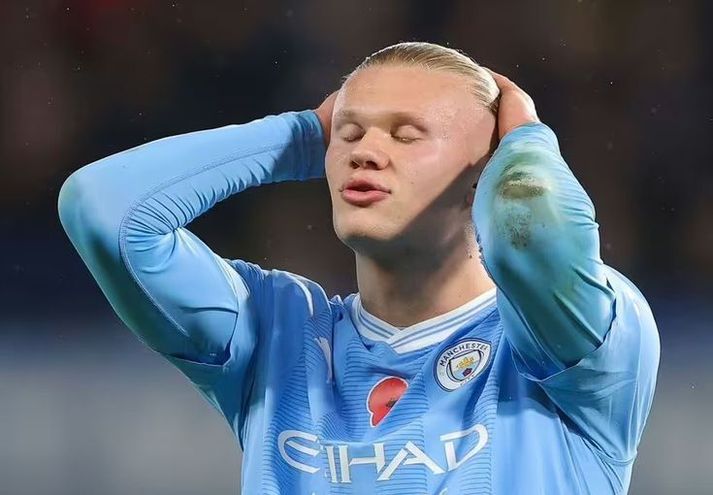 Erling Haaland lagðist á koddann á æfingasvæði Manchester City í nótt.