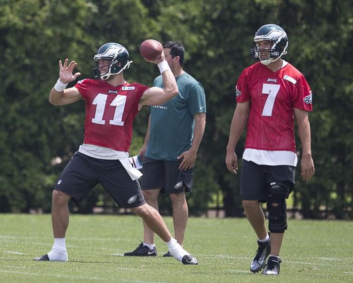 Sam Bradford (7) og Tim Tebow saman á æfingu.