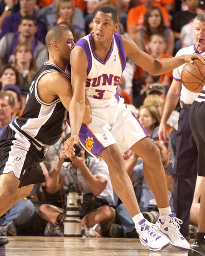 Ime Udoka reynir hér að stöðva Boris Diaw með öllum tiltækum ráðum í gær.