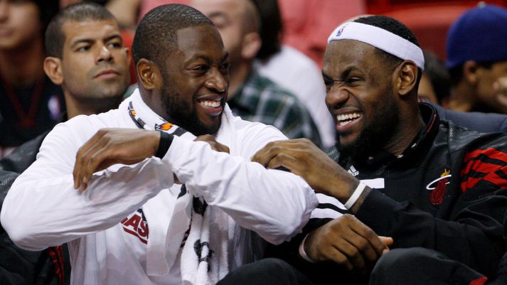 Dwyane Wade og Lebron James fífluðust á bekknum þegar sigurinn var orðinn öruggur.