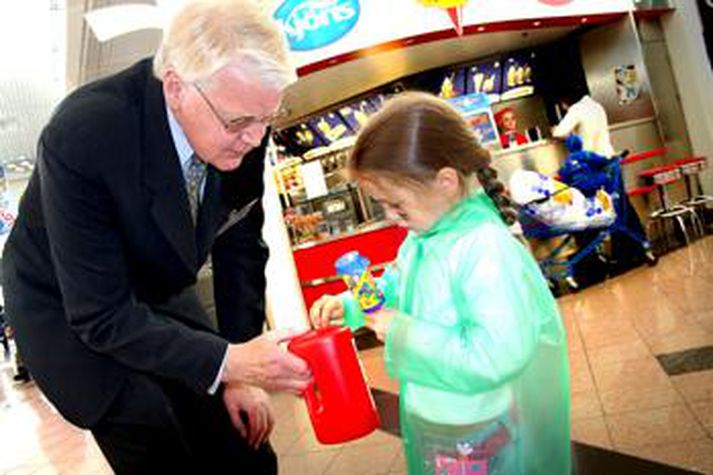 Hr. Ólafur Ragnar Grímsson, forseti Íslands, var meðal þeirra sjálfboðaliða sem tóku þátt í söfnuninni.