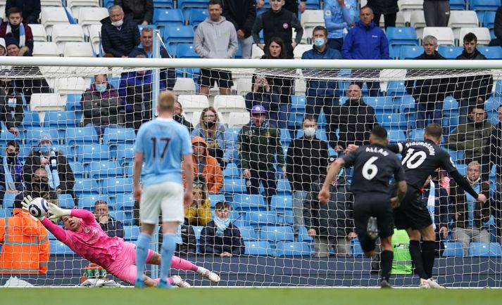 Ederson varði vítaspyrnu Gylfa Þórs Sigurðssonar í síðasta leik sem hann spilaði. Hann stefnir á að taka vítaspyrnu í kvöld ef þess þarf.