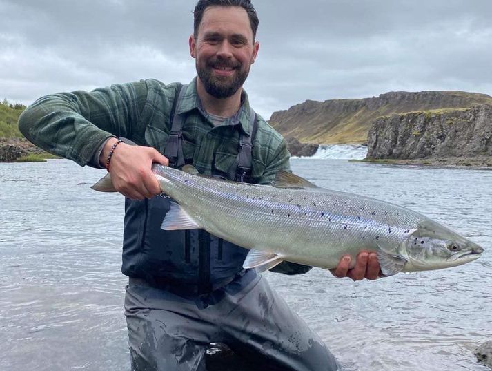 Brynjar sölustjóri Norðurár með flottan lax úr opnun