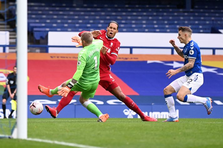 Virgil van Dijk sleit krossband í hné eftir grófa tæklingu Jordans Pickford í gtannaslag Everton og Liverpool fyrir þremur árum.