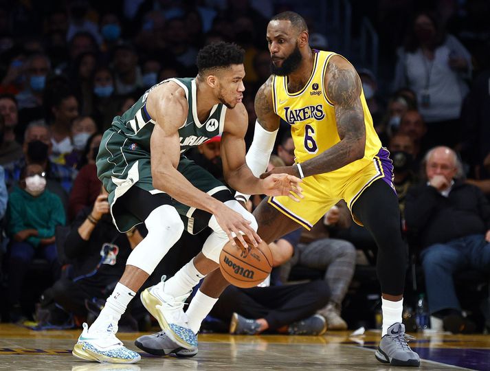 Giannis Antetokounmpo sækir á LeBron James.