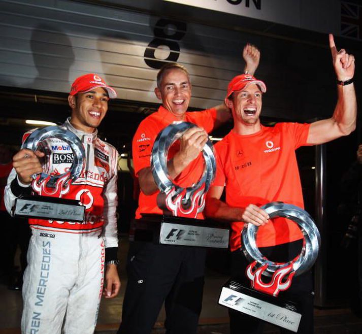 Lewis Hamilton, Martin Whitmarsh og Jenson Button fagna tvövöldum sigri McLaren í gær.