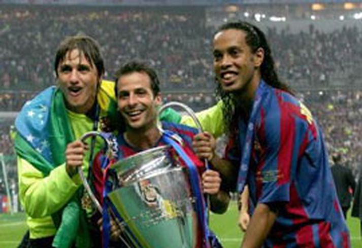 Ludovic Giuly (í miðjunni) fagnar hér Evróputitlinum með Barcelona í síðustu viku.