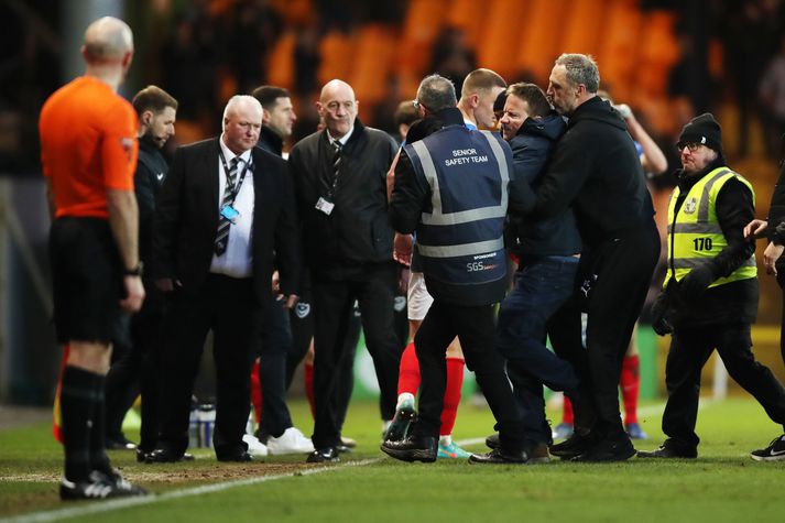 Stuðningsmaður Port Vale er hér fjarlægður af vellinum í leik Port Vale og Portsmouth.